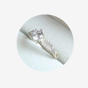 Sortija de compromiso cruzado con zircon - Image 3